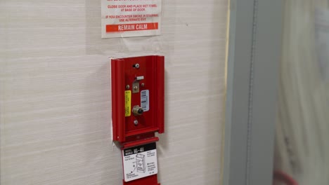 tirar de la estación de alarma contra incendios para la prevención de incendios y la inspección de pruebas de seguridad durante el simulacro de incendio