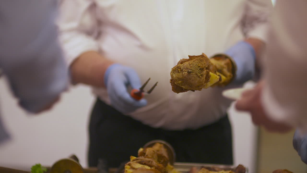 cocinero que platina las salchichas de carne