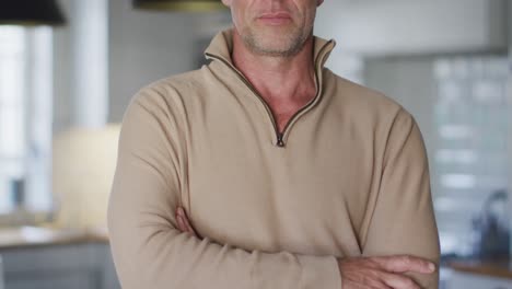 retrato de un hombre caucásico feliz mirando a la cámara y sonriendo