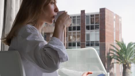 Vista-Lateral-De-Una-Mujer-Caucásica-Tomando-Café-En-El-Hotel.