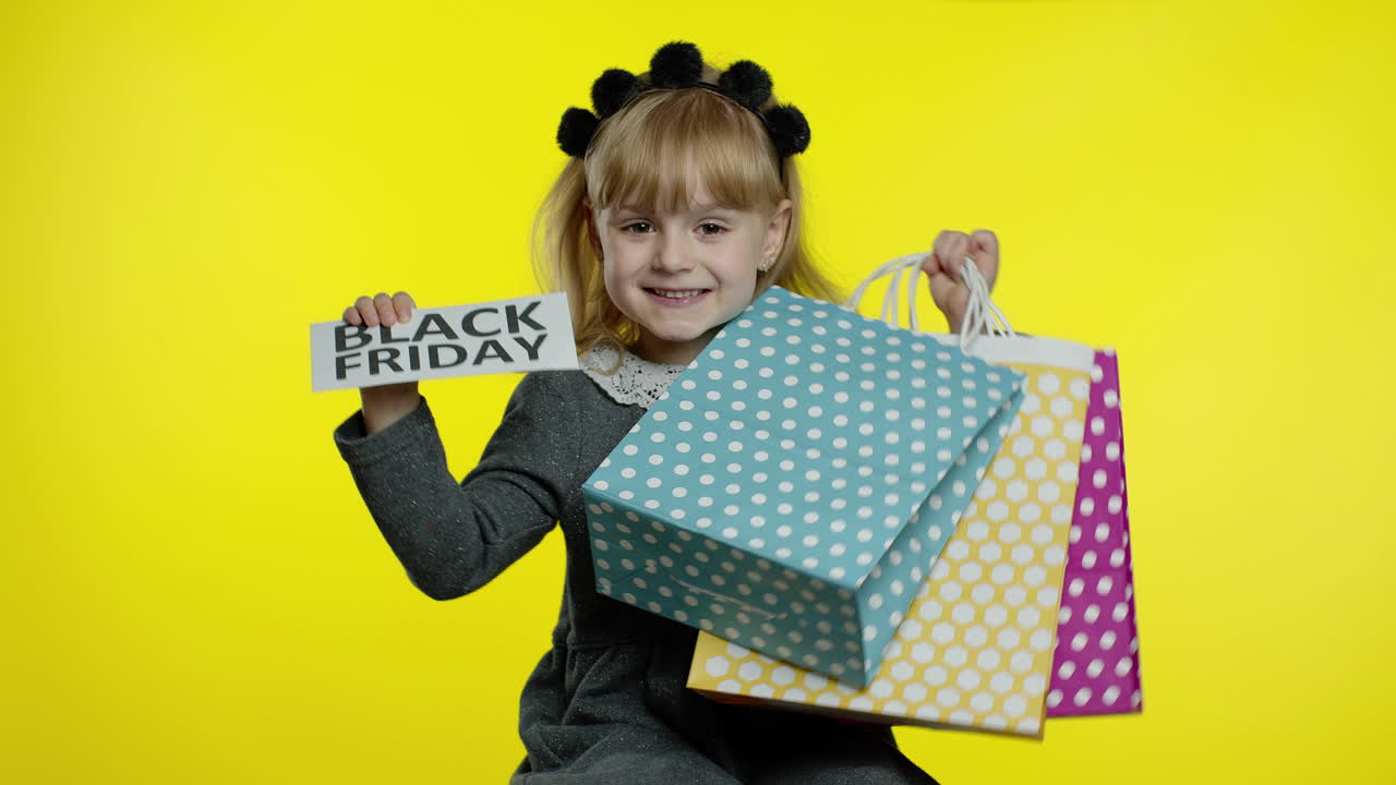 niña mostrando un anuncio de texto con inscripción de black friday. compras en línea con precios bajos