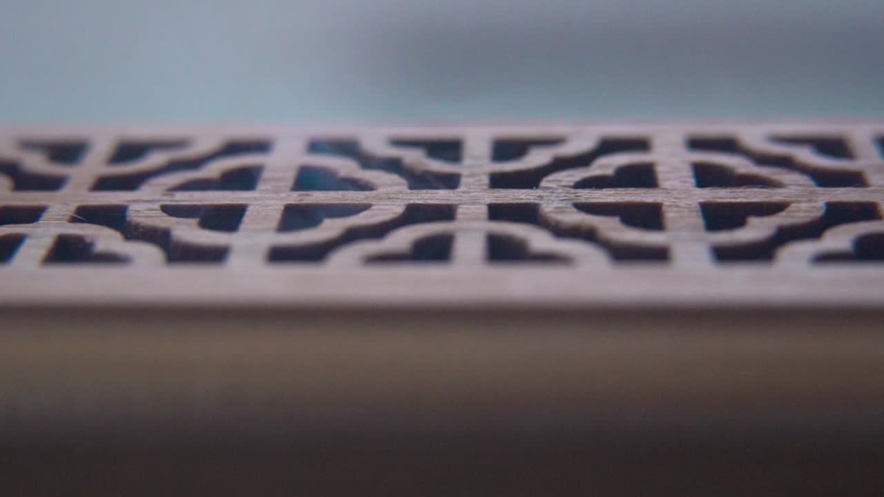 Una bellissima macro di incenso fumante in una scatola di legno, meditazione rituale spirituale, fragranza per aromaterapia, rilassante fumo bianco aromatico, scatola testurizzata, video cinematico statico in slow motion a 120 fps.