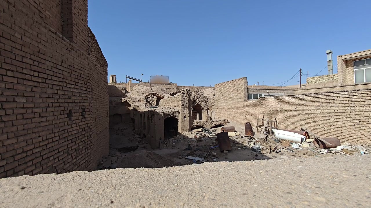 Edificio in mattoni diroccato in un'area urbana deserta