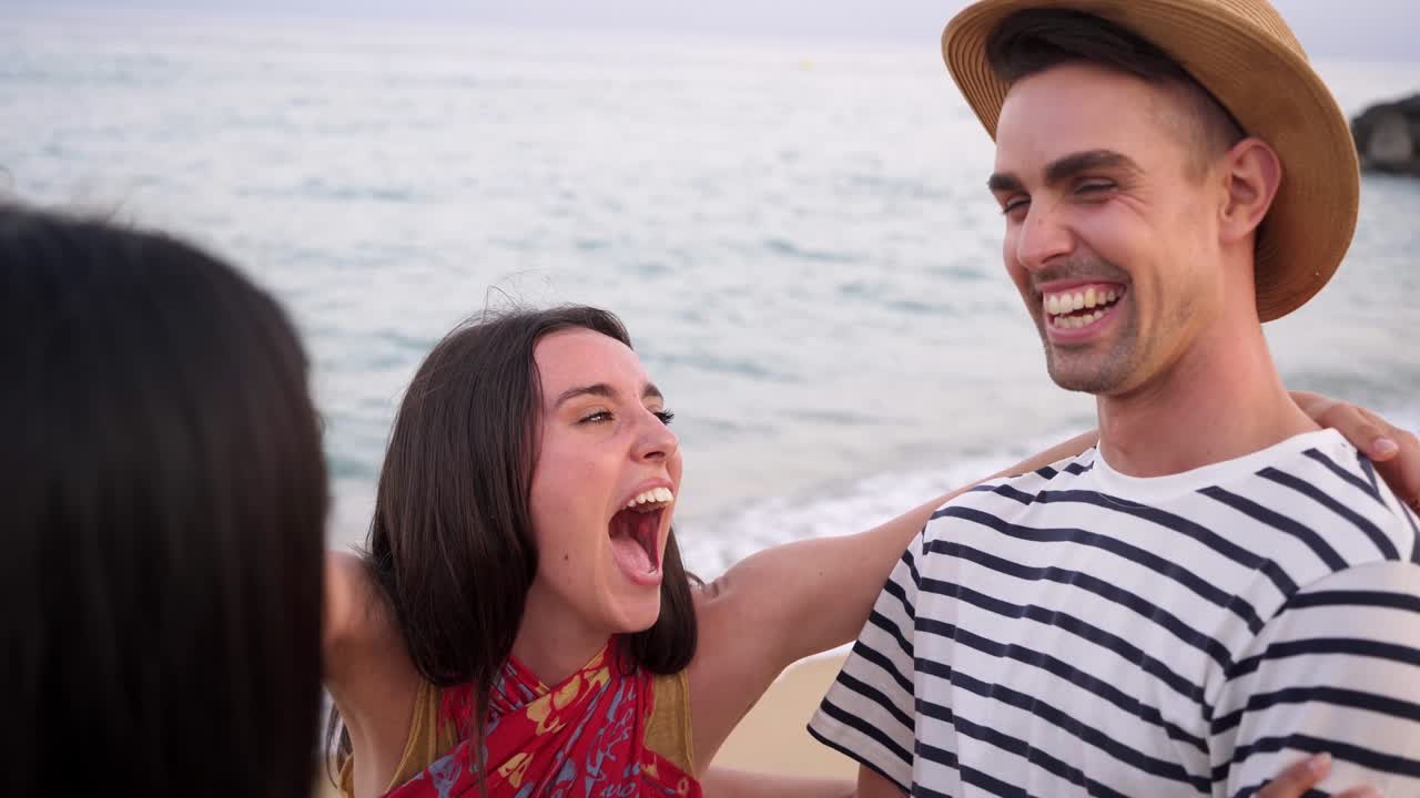 다양한 국적의 젊은 백인 소년과 소녀들이 서로 포옹하는 것을 즐기고 있습니다.