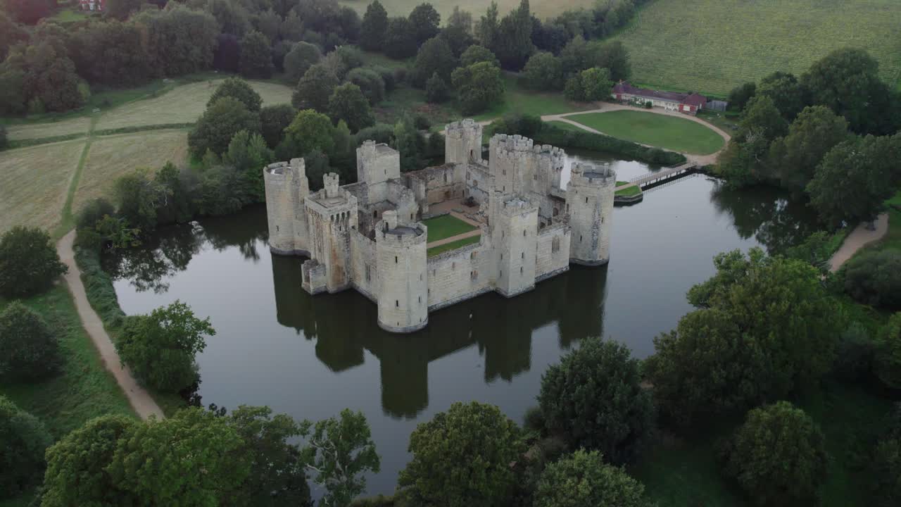 Bellissimo castello medievale in Europa al tramonto, ripresa aerea con drone