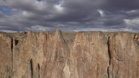 Flug-Von-Der-Pinturas-Flussschlucht-In-Die-Steppe