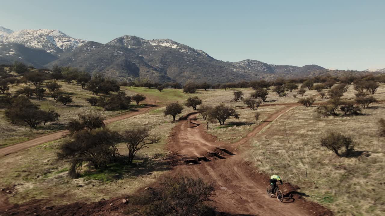 자전거 공원에서 산악 자전거 타는 사람의 추적 샷, uhd 4k 공중
