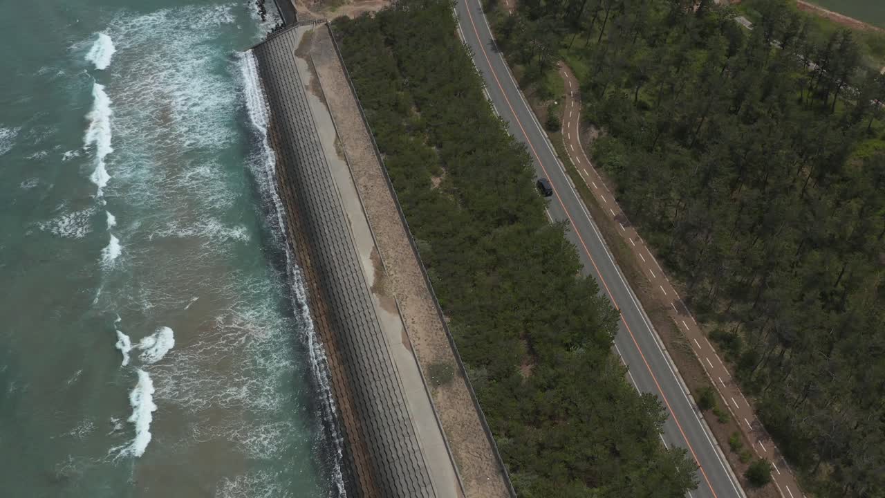 el coche viaja por la carretera del océano, mar de japón, toma de seguimiento aéreo, tottori