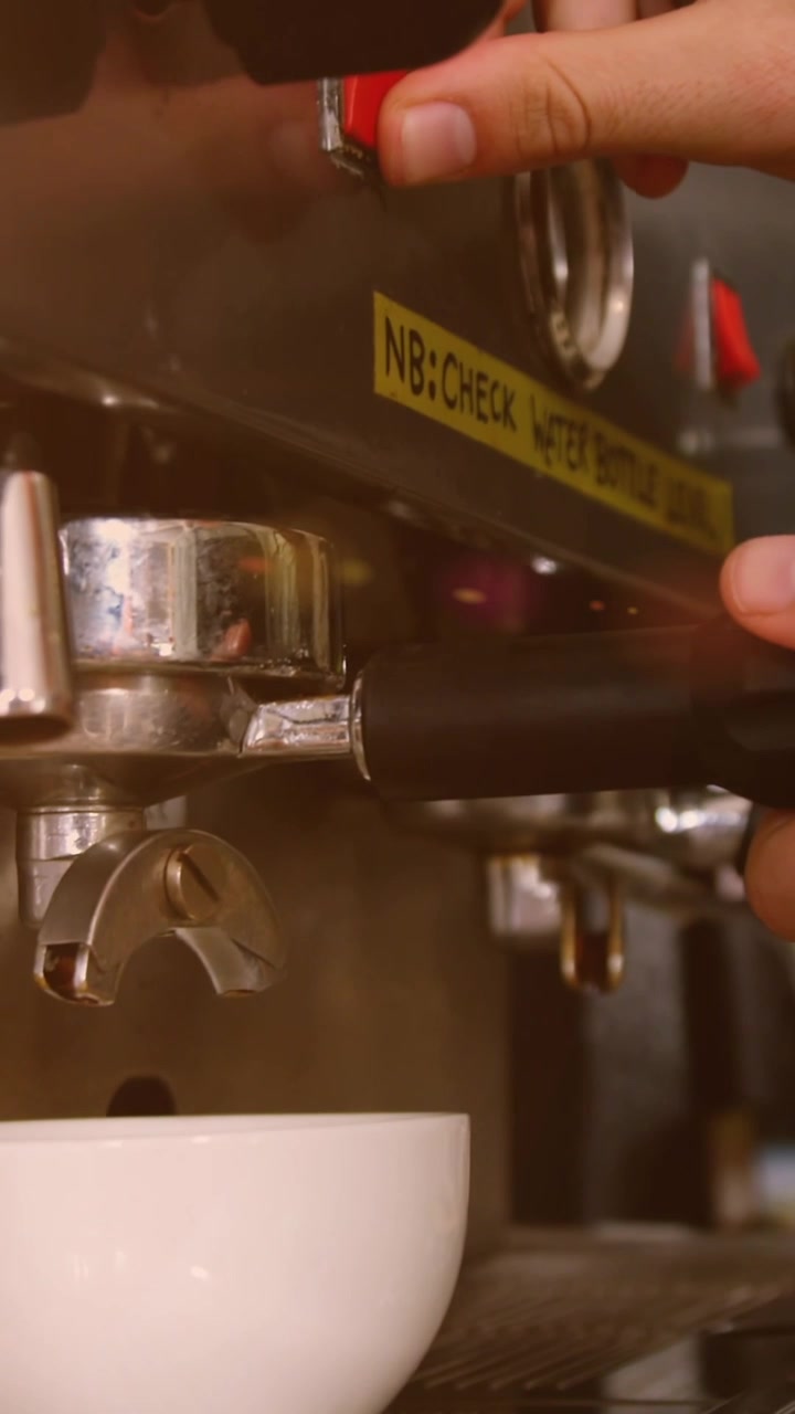 Animazione di punti luce su un uomo che usa una macchina da caffè