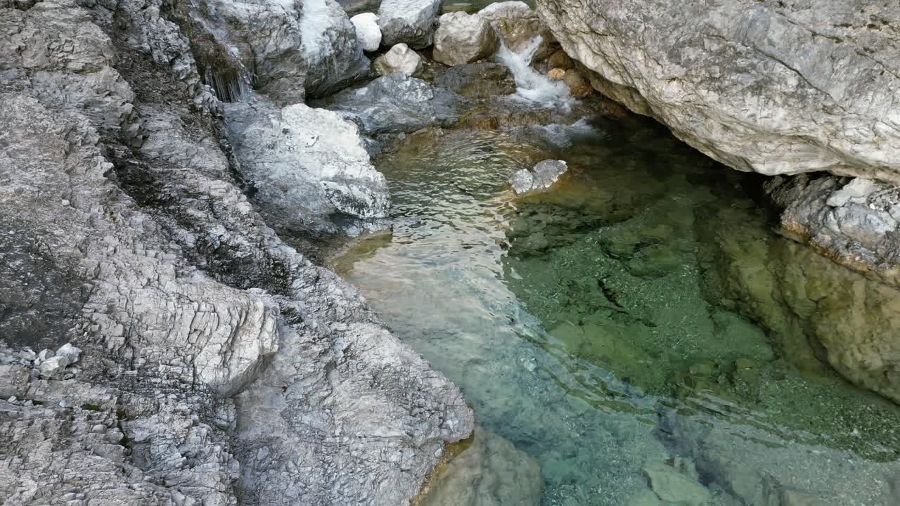 Filmato aereo con drone sul torrente Susaibes vicino ad Andreis, Italia: acqua limpida, letto roccioso e incontaminato ambiente alpino. Ideale per filmati in stock naturalistici, di viaggio e panoramici.