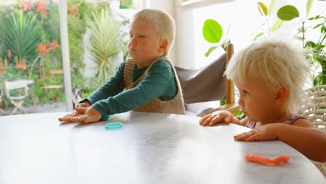niños jugando con arcilla en un hogar cómodo 4k