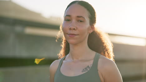 ciudad y mujer con cara de fitness