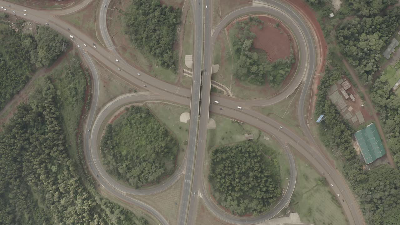 imágenes aéreas de drones de la intersección de la carretera ngong del desvío sur de nairobi, kenia