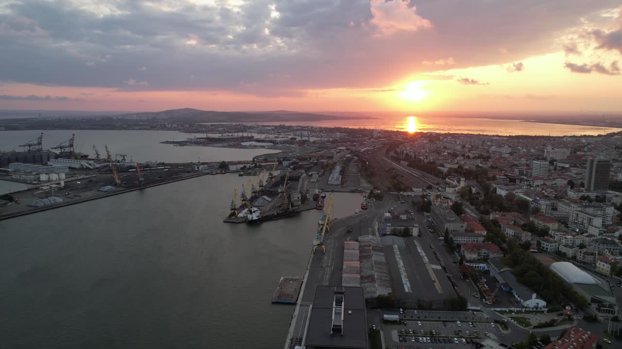 불가리아 의 부르가스 시 와 화물 항구 위 의 극적 인 일몰