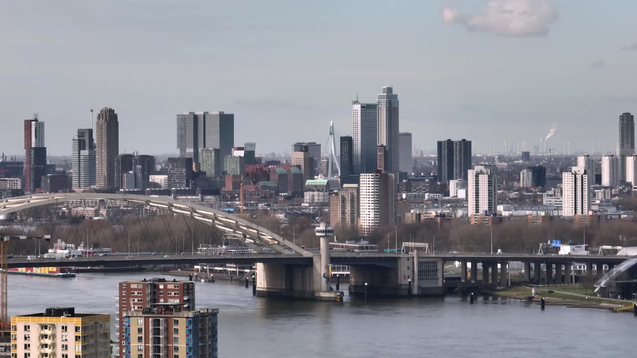 로테르담 시의 스카이라인과 강과 다리