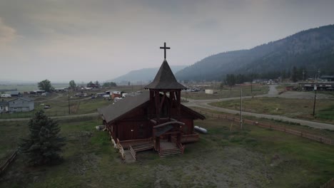 Drone-Aéreo-4k---Pequeña-Iglesia