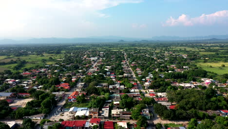 amplia vista aérea de los suburbios de la ciudad de oaxaca en méxico, filmada por un dron con desplazamiento hacia adelante y horizonte en el fondo