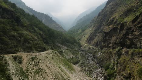 tomada aérea de drones de un hermoso valle en las montañas de himachal pradesh. paseo en bicicleta en himachal.