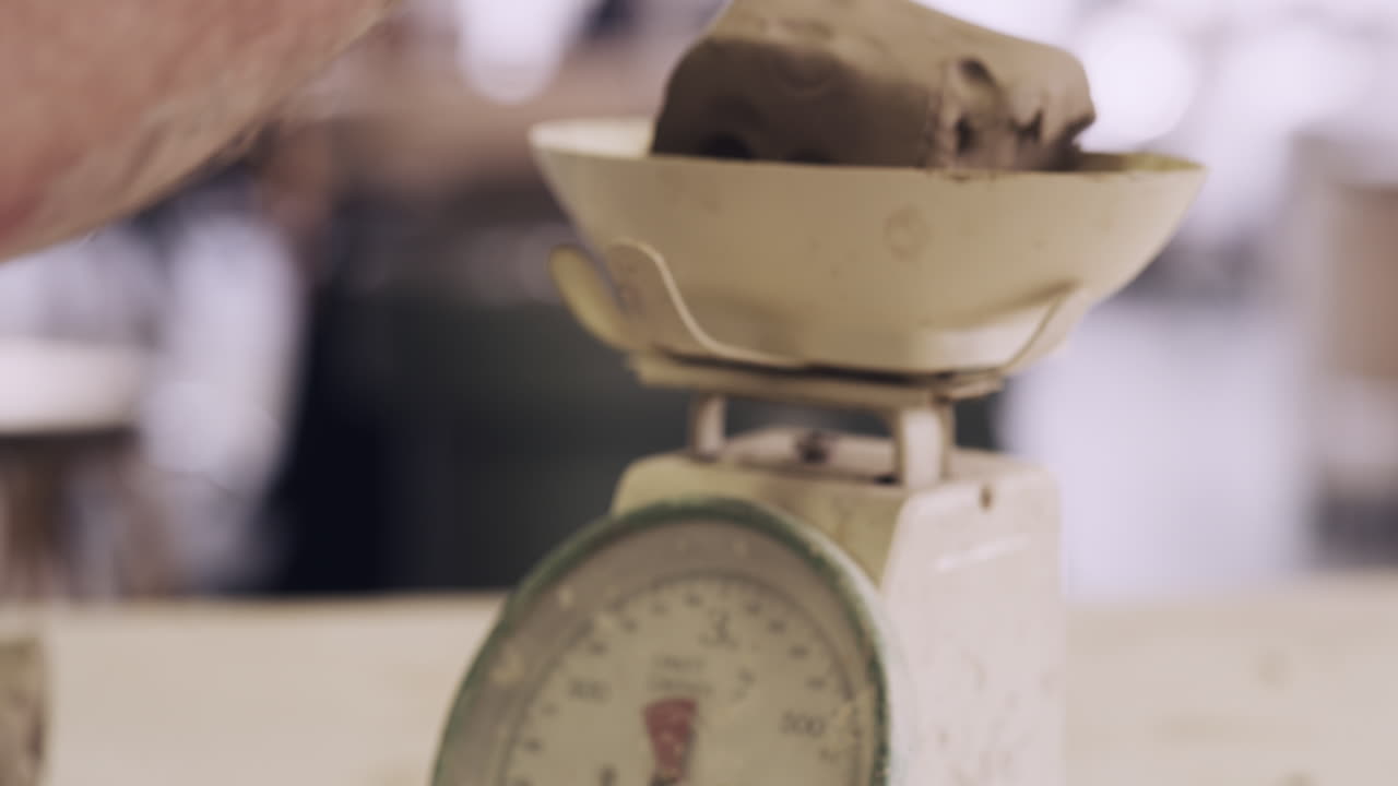 점토 창조물이 바로 올라오고 있습니다.