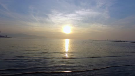 Drone-Volando-En-El-Puerto-De-Koper,-Sobre-El-Agua-En-La-Luz-Del-Atardecer-Nublado