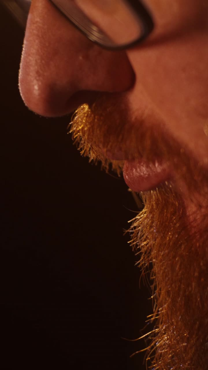 primer plano de la cara y la barba de un hombre