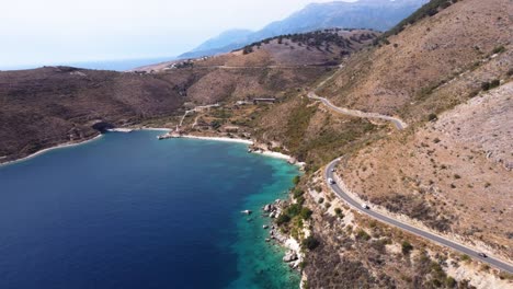 sobrevuelo aéreo sobre una carretera costera en la riviera albanesa