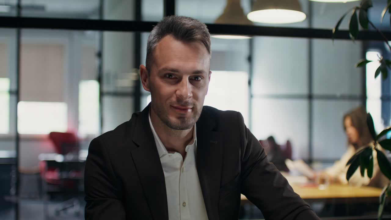 hombre de negocios en un entorno de oficina moderno