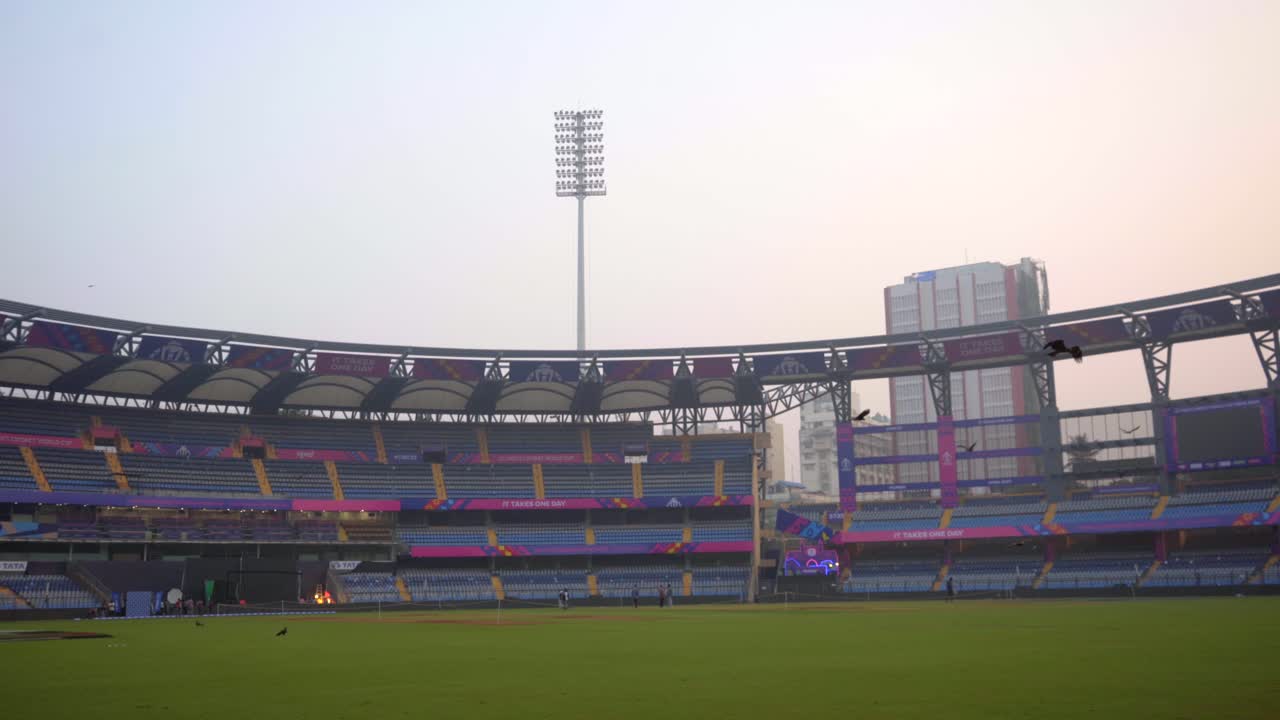 águila volando alrededor del vacío estadio wankhede de mumbai vista amplia