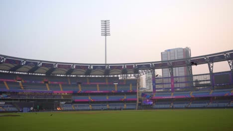 Adler-Fliegt-Um-Das-Leere-Wankhede-Stadion-In-Mumbai-Herum,-Weite-Sicht