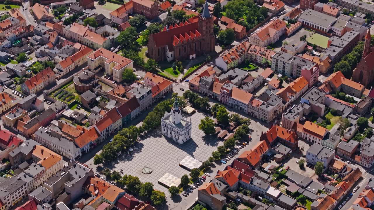 Panorama z dronu nad středověkým náměstím Chełmna a panoramou cihelné baziliky