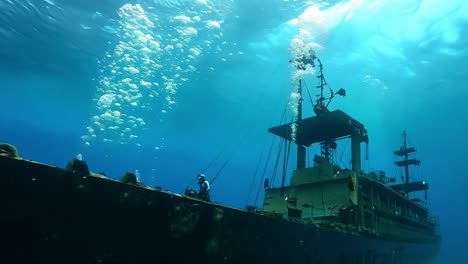 un buzo explorando un naufragio bajo el agua