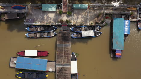 Vista-Aérea-De-Arriba-Hacia-Abajo-Del-Puerto-Deportivo-De-Barcos-En-Un-Canal-En-El-Distrito-De-Binh-Thanh-En-La-Ciudad-De-Ho-Chi-Minh,-Vietnam