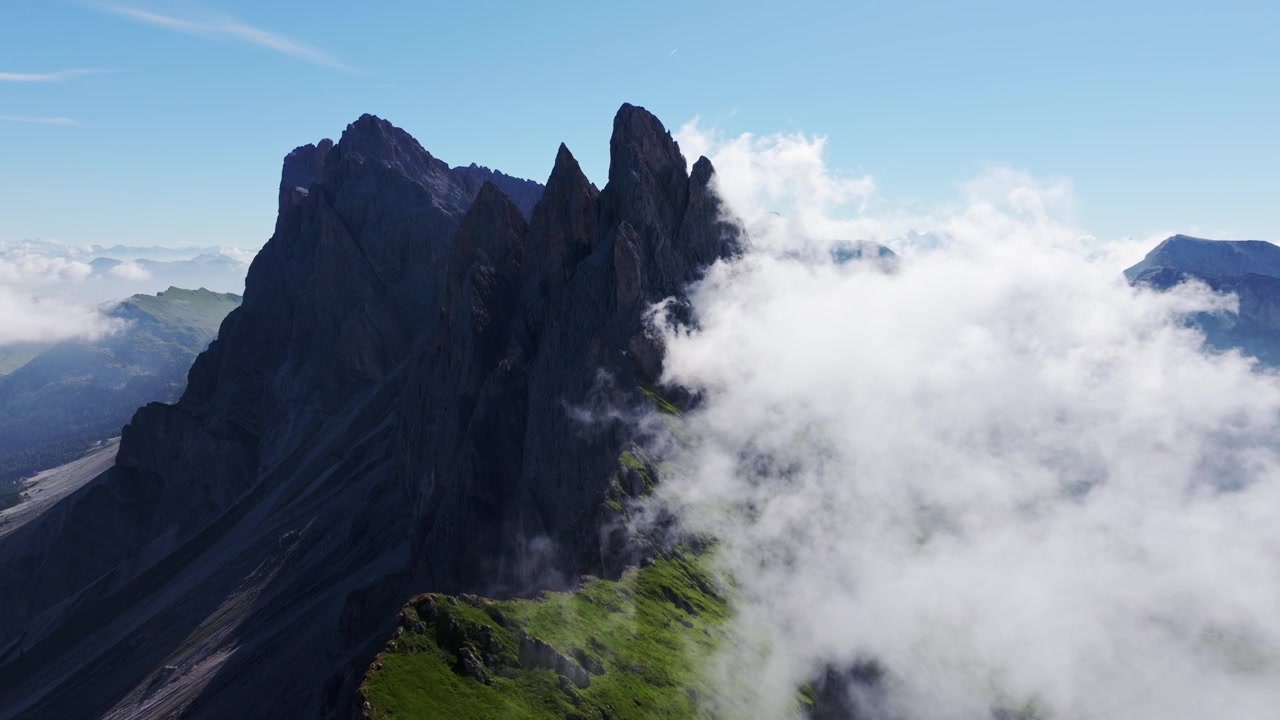Drammatica cresta montuosa della Seceda sopra un paesaggio alpino nebbioso, Alto Adige