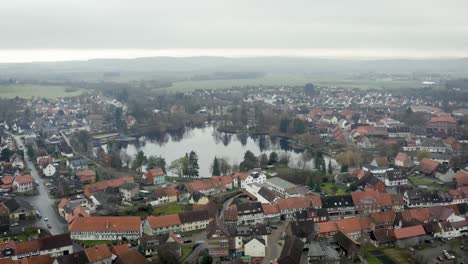 Drohnenluftaufnahme-Des-Traditionellen-Deutschen-Dorfes-Herzberg-Am-Harz-Im-Berühmten-Nationalpark-In-Mitteldeutschland-An-Einem-Bewölkten-Tag-Im-Winter.