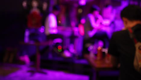 blurred band tritt in einem lebendigen veranstaltungsort in bangkok auf