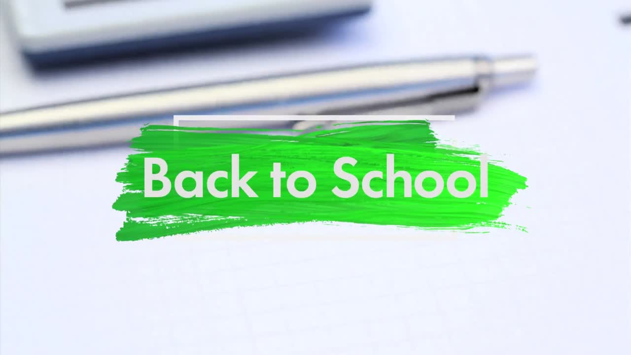 학교로 돌아가는 텍스트를 계산기와 펜에 대항하여 브러시 스트로크를 통해