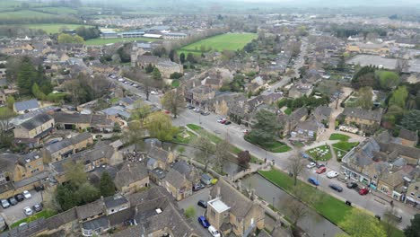 Bourton-En-El-Agua-Aldea-De-Cotswold-Reino-Unido-Vista-Aérea-De-Drones-De-ángulo-Alto