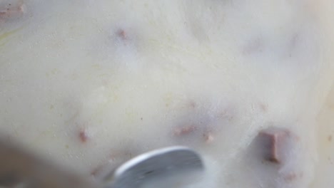 cocinando una sopa de carne cremosa