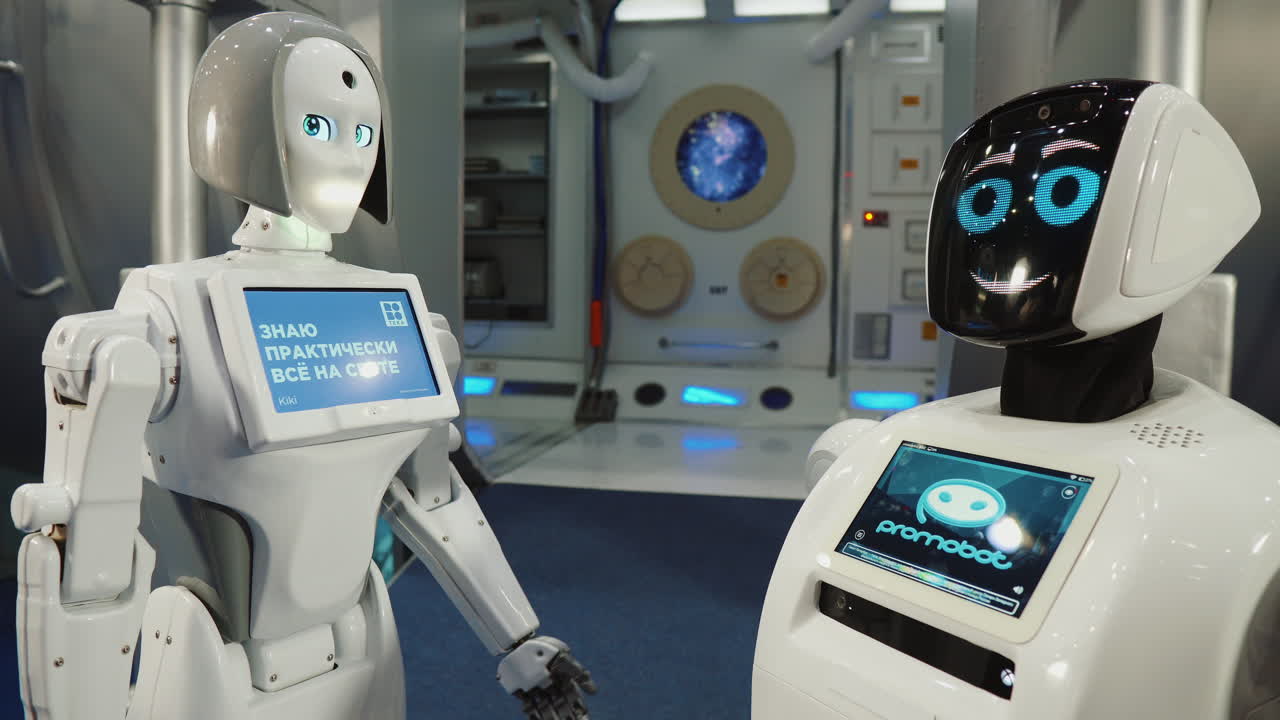 dos robots blancos en un entorno futurista