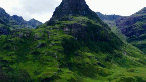 zdjęcie drona z lotu ptaka przedstawiające gearr aonach w glen coe