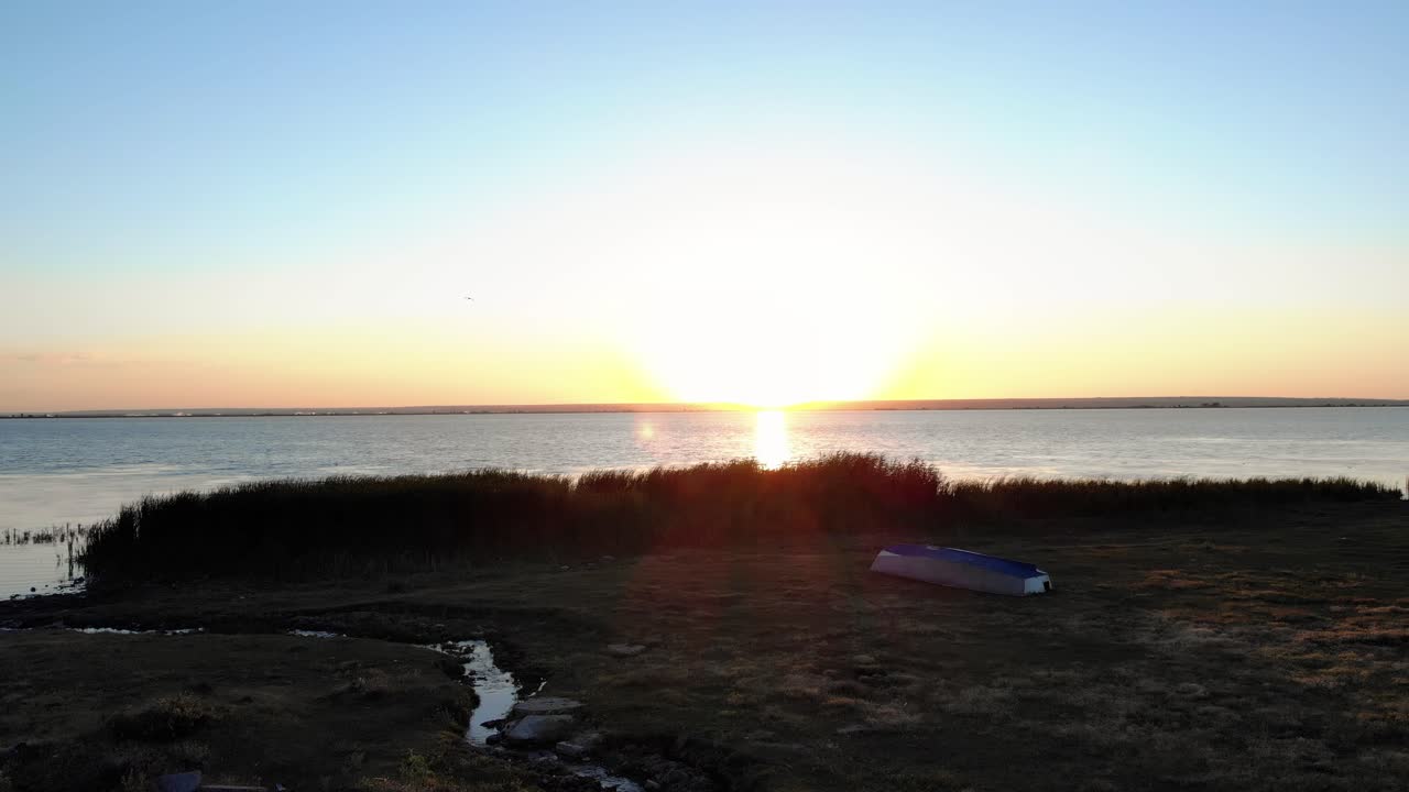 목가적인 호수에서 밝게 빛나는 이른 아침 햇살