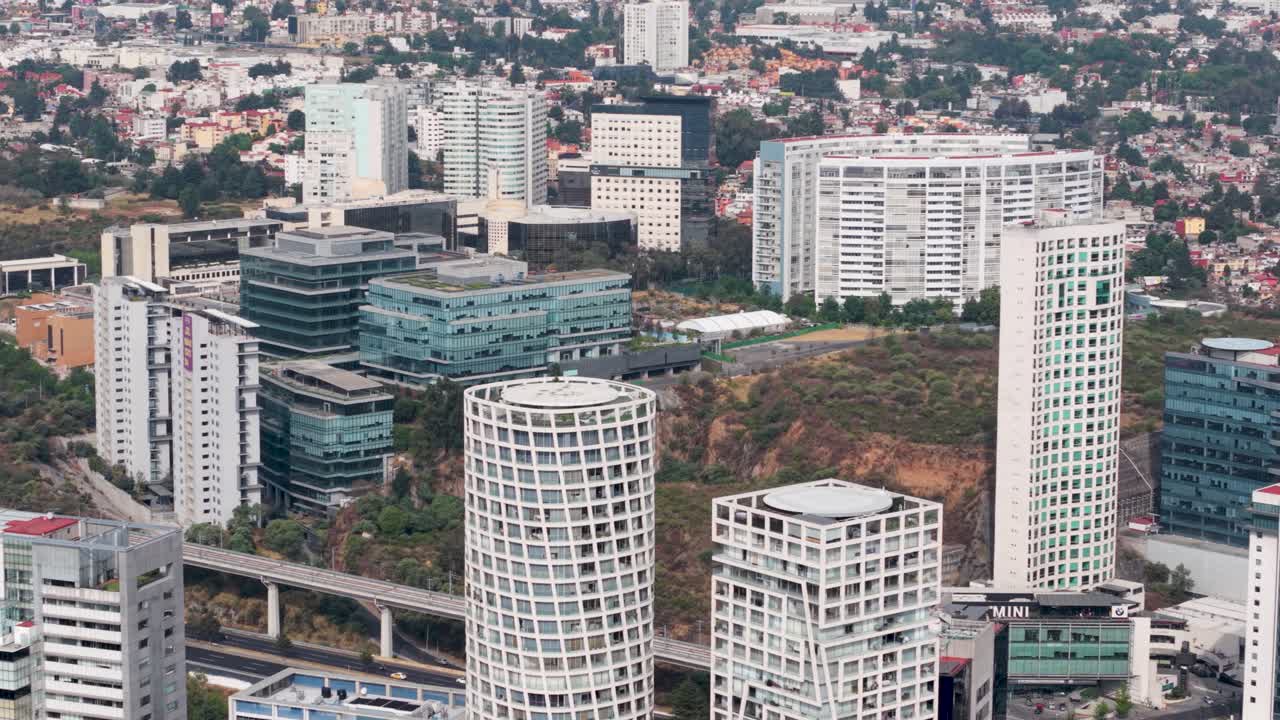 Edifícios em Santa Fé, área exclusiva no oeste da CDMX, filme de drone