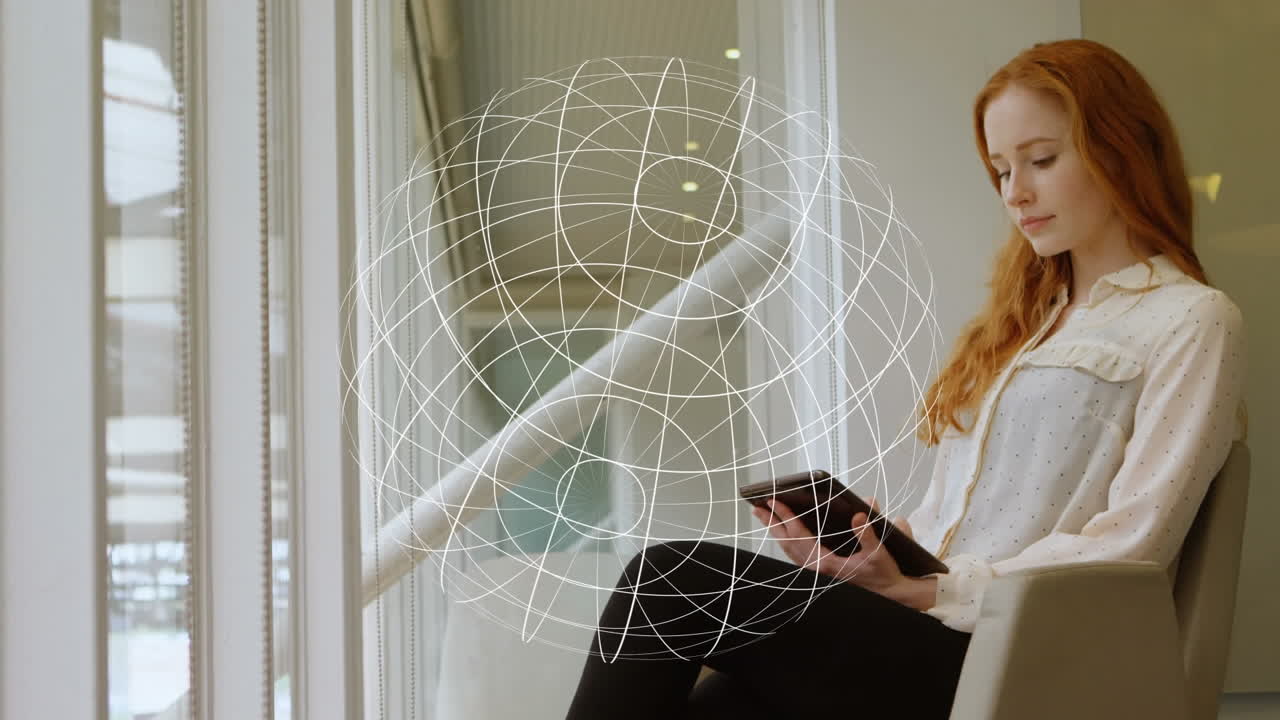 animación del icono geométrico del globo girando sobre una mujer caucásica usando una tableta digital en la oficina