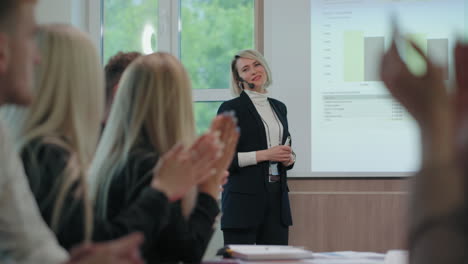 reuniones de negocios altos directivos de grandes empresas la gente está escuchando a la mujer jefe
