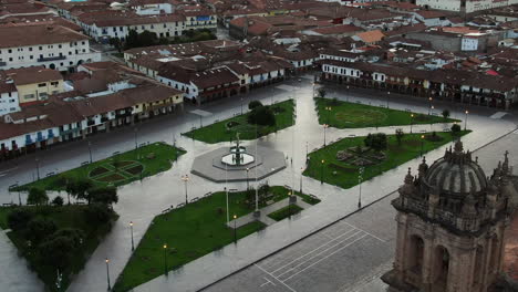 vue aérienne de la place des armes avec une fontaine d'eau à cusco, au pérou