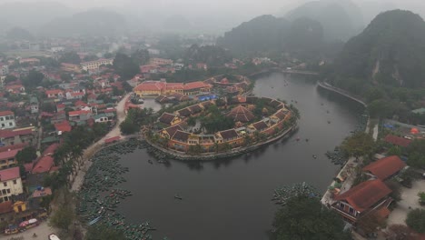 Toma-Aérea-De-Una-Casa-En-Ninh-Binh-Cerca-De-Un-Lago