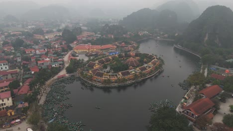 tomada aérea de un avión no tripulado de una casa en ninh binh cerca de un lago