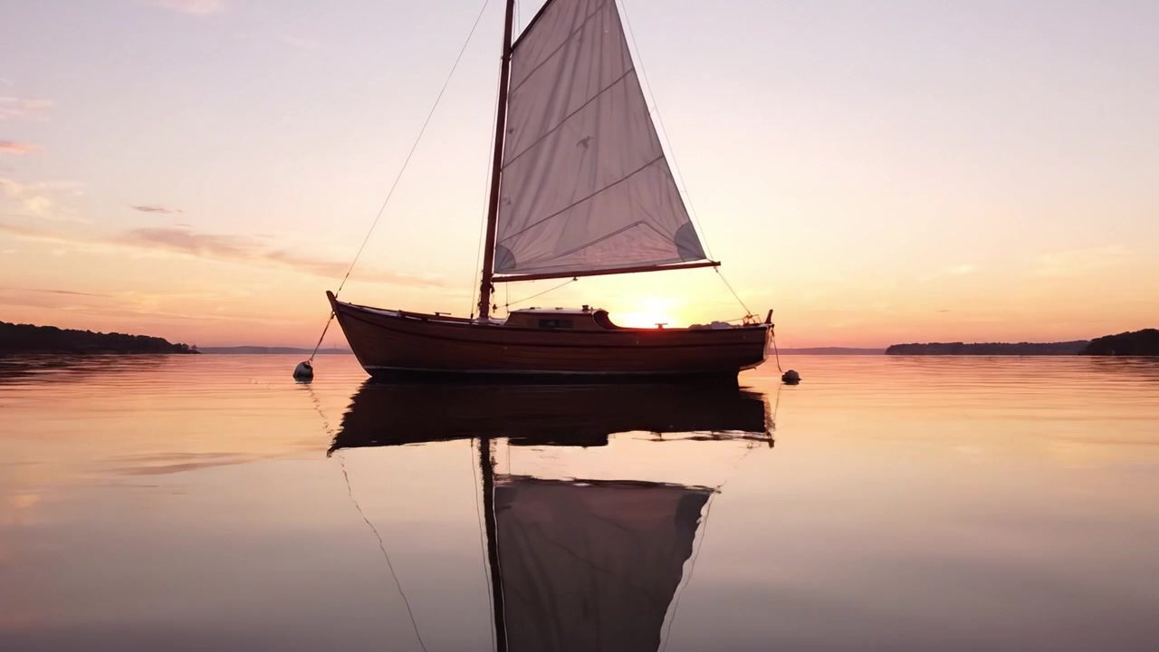 Una scena tranquilla di una barca a vela che scivola su acque calme al tramonto, catturando la bellezza della natura e il riflesso nella quiete del lago