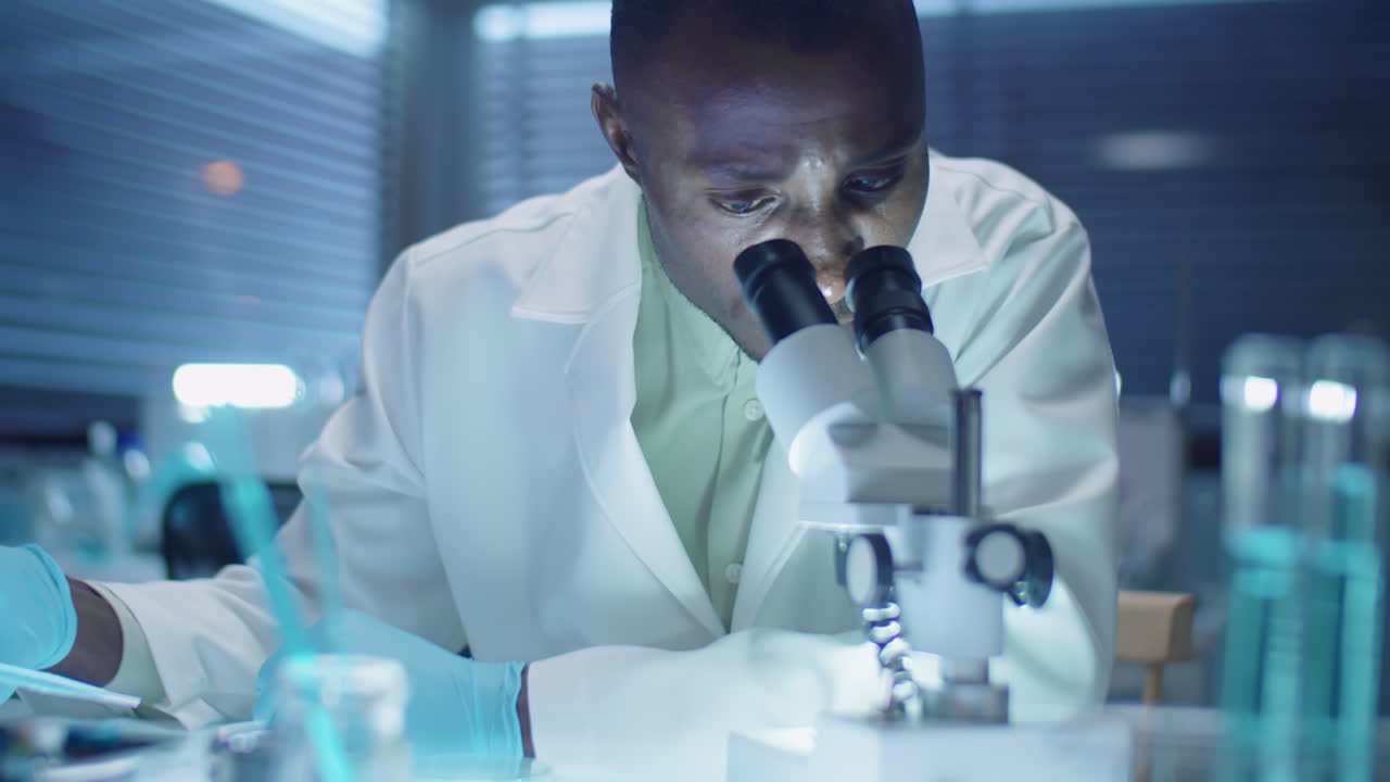 Scientifique afro-américain travaillant dans un laboratoire
