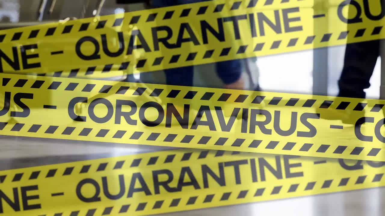 Animação de fitas da polícia sobre pessoas andando com suas bagagens no aeroporto
